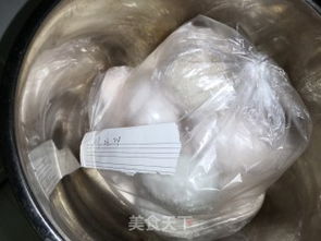 獨(dú)家保鮮膜腌制咸鴨蛋速成法，流油起沙的訣竅全在這里！